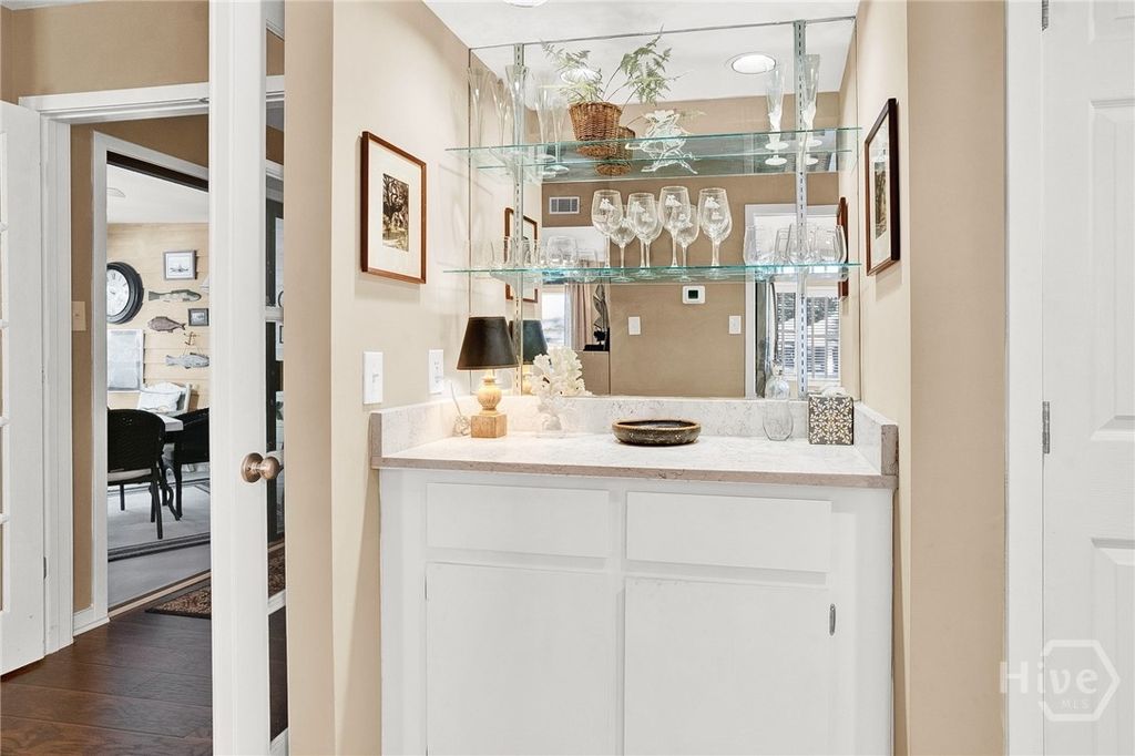 Image 11 of property listing at 5 Franklin Court, Savannah, GA 31411