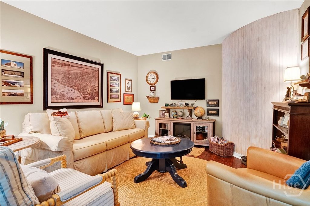 Image 16 of property listing at 5 Franklin Court, Savannah, GA 31411