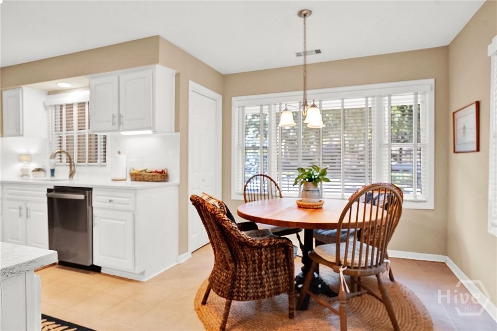 Image 18 of property listing at 5 Franklin Court, Savannah, GA 31411