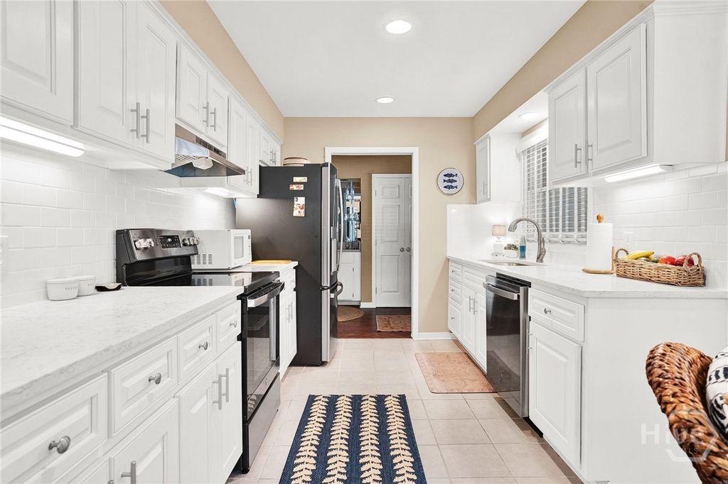 Image 19 of property listing at 5 Franklin Court, Savannah, GA 31411