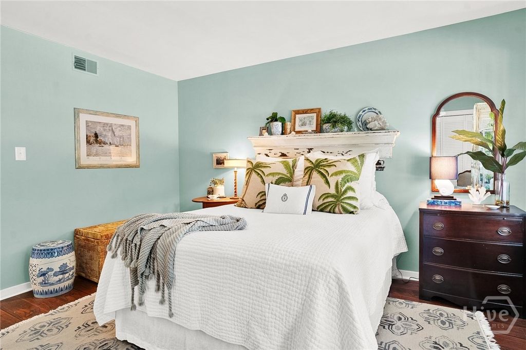 Image 25 of property listing at 5 Franklin Court, Savannah, GA 31411