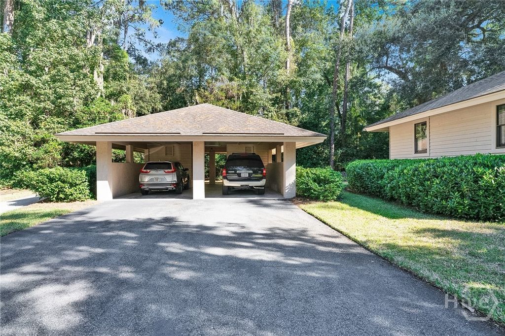 Image 8 of property listing at 5 Franklin Court, Savannah, GA 31411