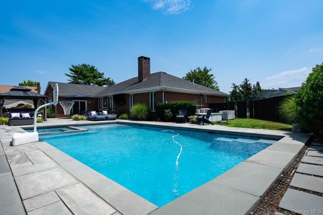 5 High Court, Bayville, NY 11709