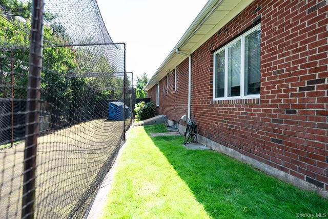 5 High Court, Bayville, NY 11709