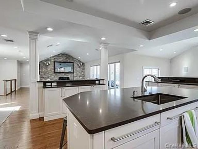 5 High Court, Bayville, NY 11709