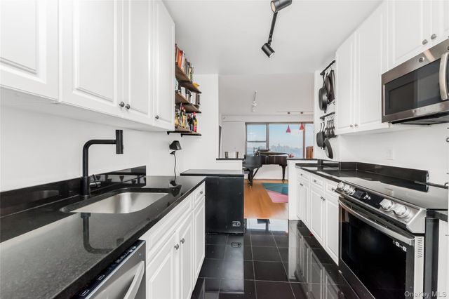 2500 Johnson Avenue 15G, Bronx, NY 10463