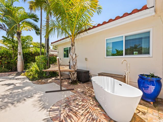 1521 NE 40th Court, Oakland Park, FL 33334
