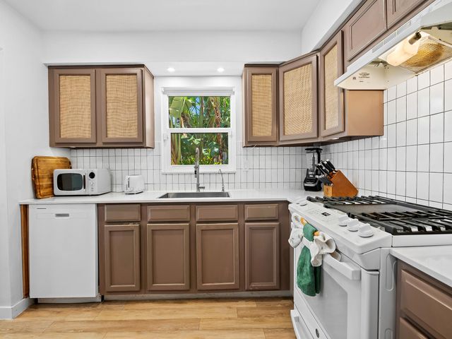 1521 NE 40th Court, Oakland Park, FL 33334