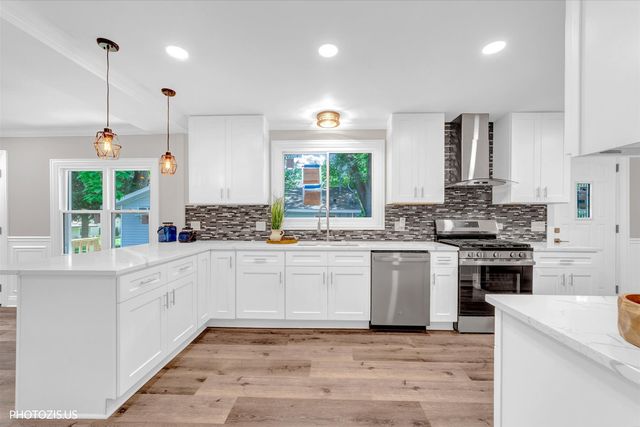28069 N Lake Drive, Wauconda, IL 60084