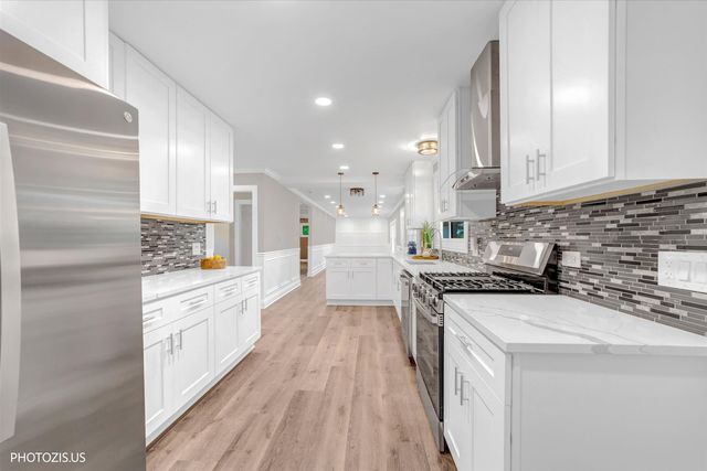 28069 N Lake Drive, Wauconda, IL 60084