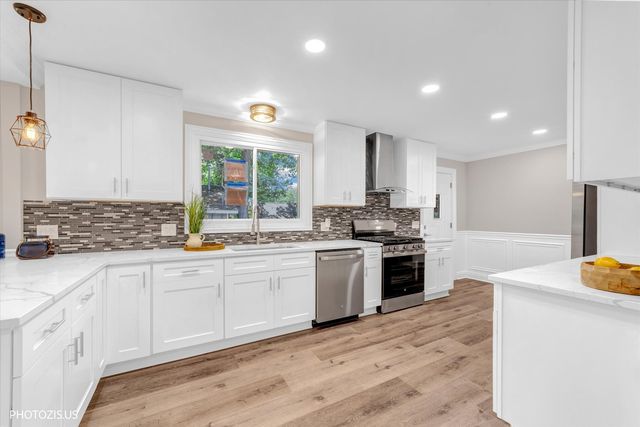 28069 N Lake Drive, Wauconda, IL 60084
