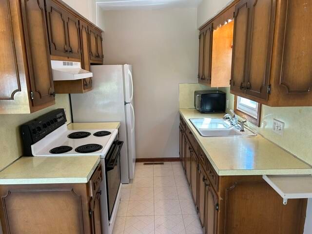 905 Village Lane, Jenison, MI 49428