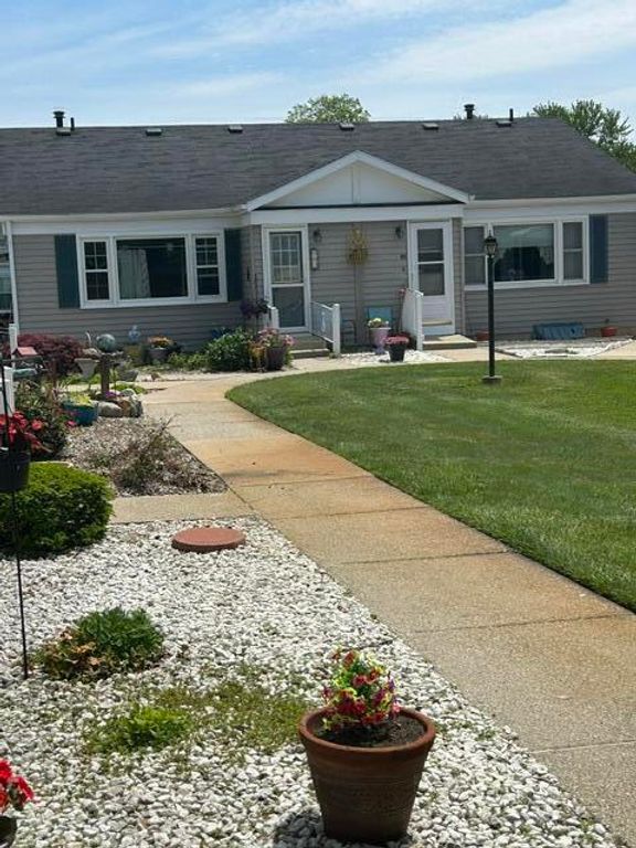 905 Village Lane, Jenison, MI 49428