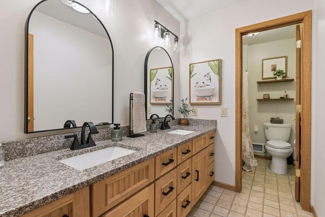 6521 Leesborough Avenue, Eden Prairie, MN 55346