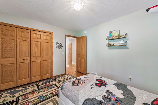 6521 Leesborough Avenue, Eden Prairie, MN 55346