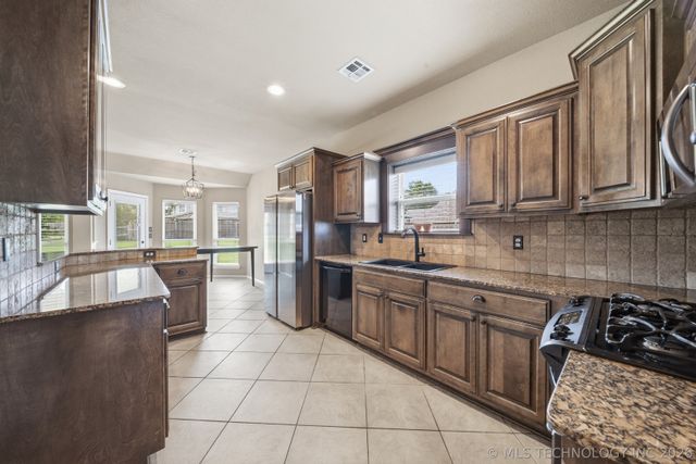 10104 N 142nd Avenue E, Owasso, OK 74055
