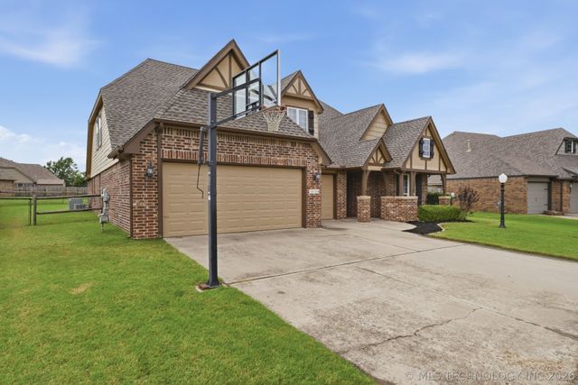 10104 N 142nd Avenue E, Owasso, OK 74055