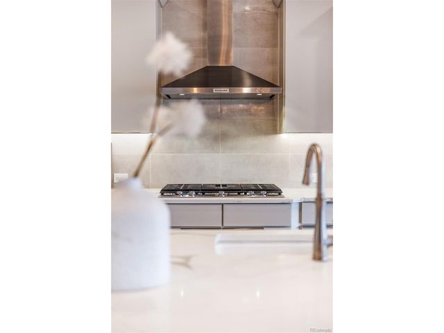 27681 E Lakeview Dr, Aurora, CO 80016