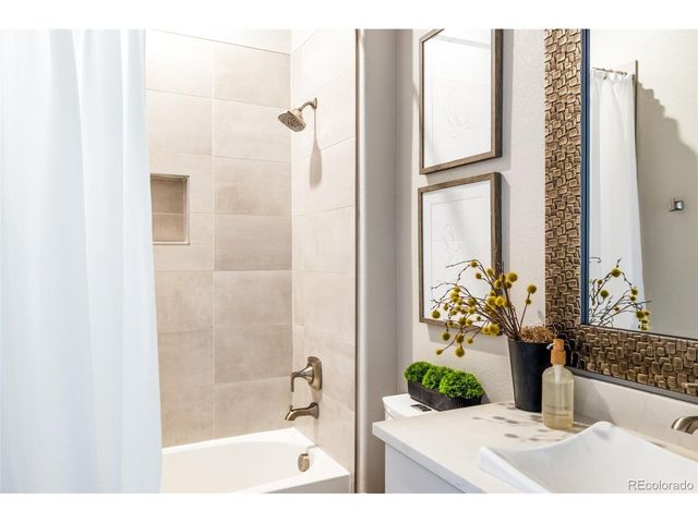 27681 E Lakeview Dr, Aurora, CO 80016