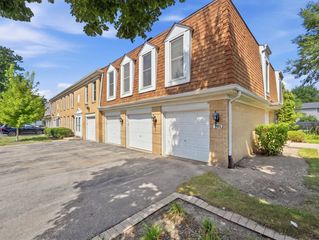 761 Garfield Avenue B, Libertyville, IL 60048