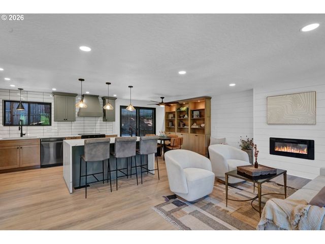 396 BRAE BURN Dr, Eugene, OR 97405