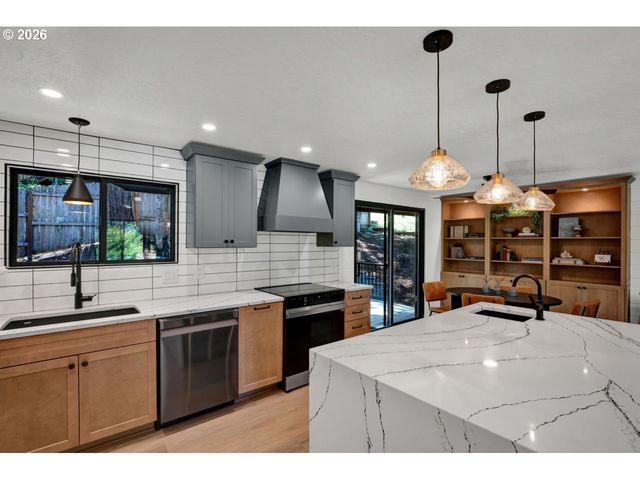 396 BRAE BURN Dr, Eugene, OR 97405