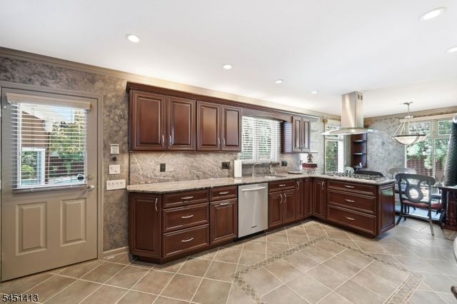 12 Rhoda Ter, Parsippany-troy Hills Twp., NJ 07054