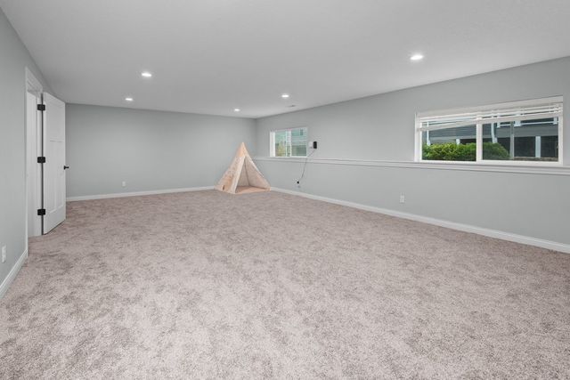 4709 Pheasant Creek Avenue, Davenport, IA 52807