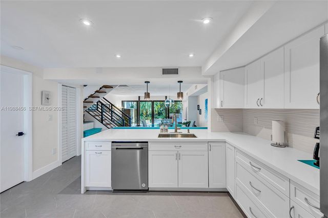 7018 SW 53rd Ln, Miami, FL 33155