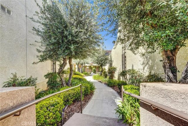 18415 Collins I, Tarzana, CA 91356