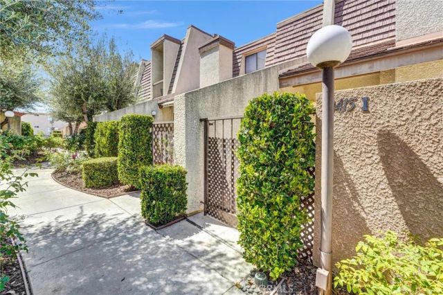18415 Collins I, Tarzana, CA 91356