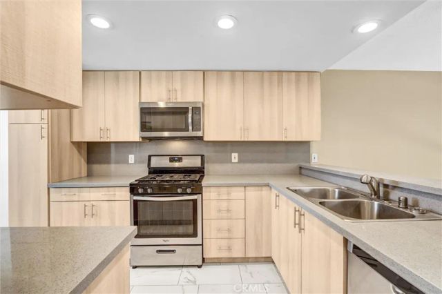 18415 Collins I, Tarzana, CA 91356