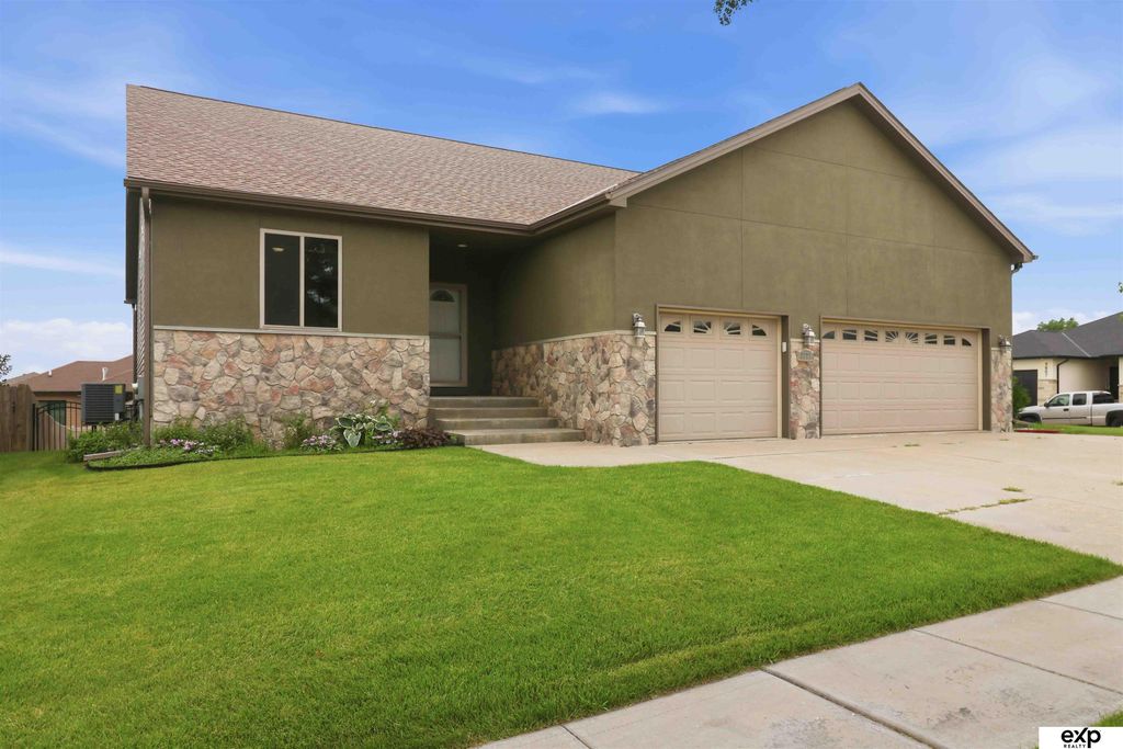 2727 Shadowbrook Drive, Lincoln, NE 68516