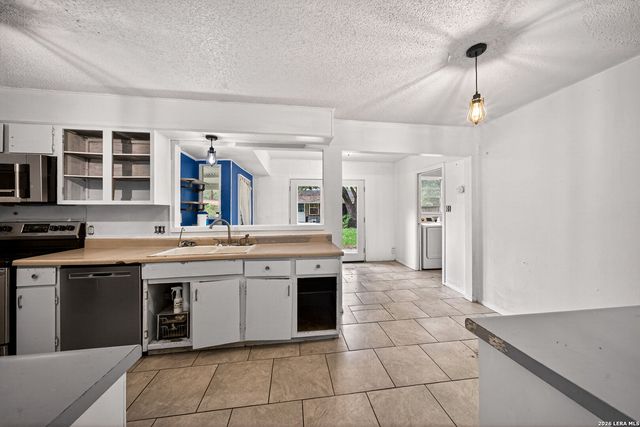 261 WEATHERCOCK LN, Windcrest, TX 78239