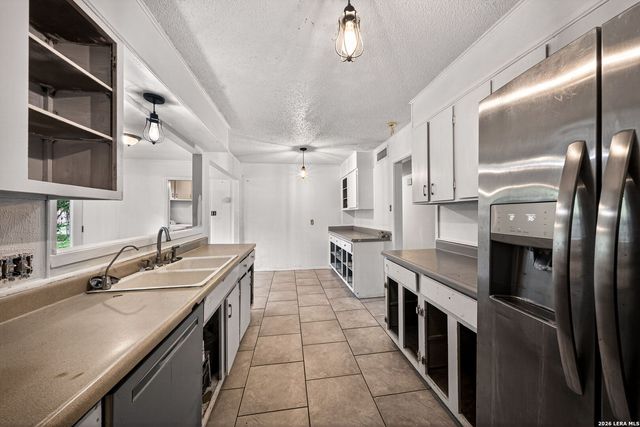 261 WEATHERCOCK LN, Windcrest, TX 78239