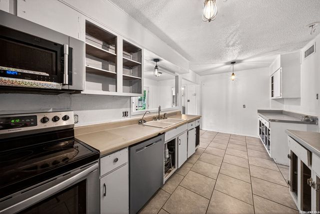 261 WEATHERCOCK LN, Windcrest, TX 78239