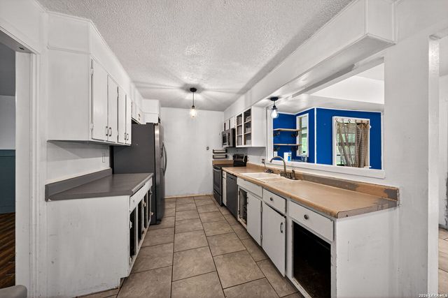 261 WEATHERCOCK LN, Windcrest, TX 78239
