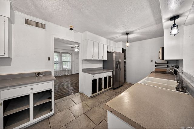 261 WEATHERCOCK LN, Windcrest, TX 78239