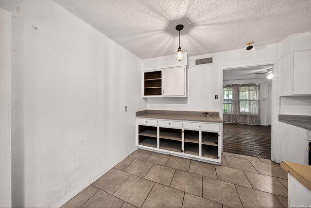 261 WEATHERCOCK LN, Windcrest, TX 78239