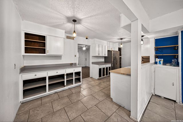 261 WEATHERCOCK LN, Windcrest, TX 78239