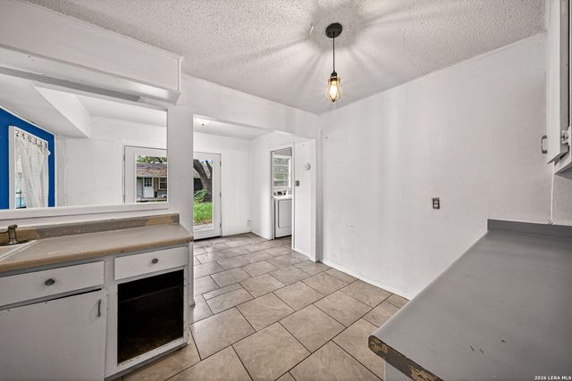 261 WEATHERCOCK LN, Windcrest, TX 78239