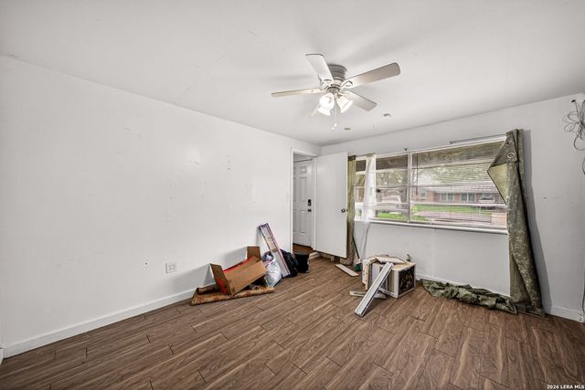 261 WEATHERCOCK LN, Windcrest, TX 78239