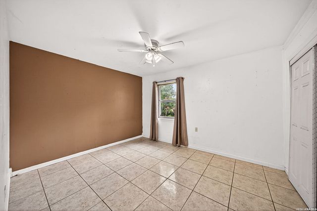 261 WEATHERCOCK LN, Windcrest, TX 78239