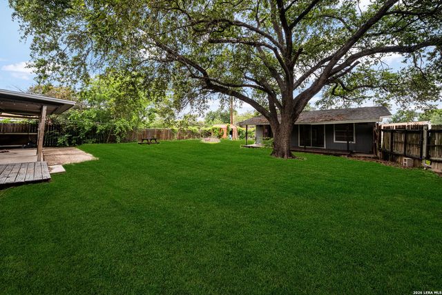 261 WEATHERCOCK LN, Windcrest, TX 78239