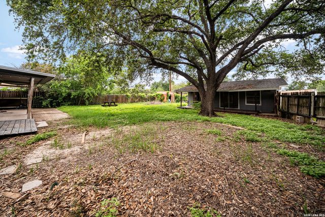 261 WEATHERCOCK LN, Windcrest, TX 78239