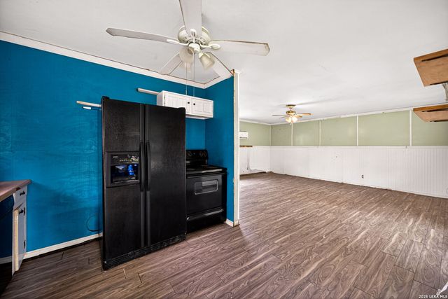 261 WEATHERCOCK LN, Windcrest, TX 78239