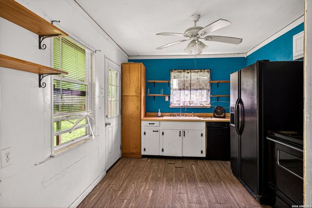261 WEATHERCOCK LN, Windcrest, TX 78239