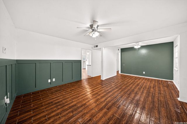 261 WEATHERCOCK LN, Windcrest, TX 78239
