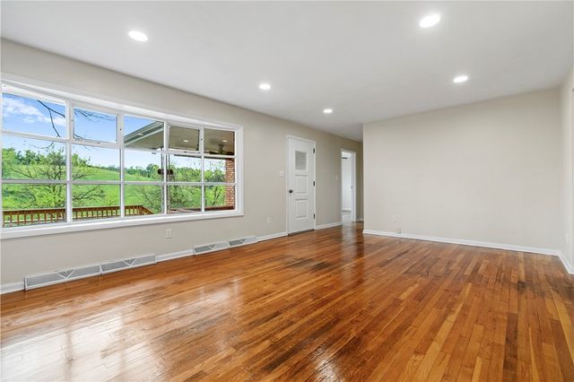 545 Manifold Rd, South Strabane, PA 15301