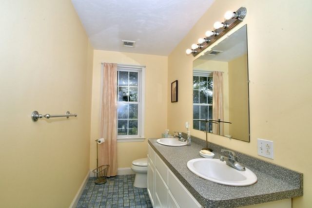 18 D St, Hull, MA 02045